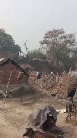 जिला बदायूं तहसील सहसवान पुलिस के सामने घर पर हमला किया एट पत्थर से