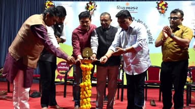 આણંદ શહેર: કરમસદ આણંદ મહાનગરપાલિકાના ૨૫૦ સફાઈ કર્મચારીઓને આણંદના ટાઉનહોલ ખાતે કરાયા સન્માનિત