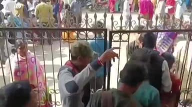 তুফানগঞ্জ ১: রবিবারও এসআইআর শুনানিতে বহু মানুষের ভিড় তুফানগঞ্জ বিডিও অফিসে, চরম হয়রানির অভিযোগ তুলছেন