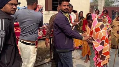 कलियासोल: धनबाद सांसद ढिल्लू महतो के निर्देश पर बड़ा अंबोना में कंबल वितरण, 200 कंबल वितरित