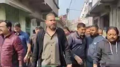 বেলডাঙা ১: মৃত পরিযায়ী শ্রমিক আলাউদ্দিন শেখের পরিবারের সঙ্গে দেখা করলেন সাংসদ ইউসুফ পাঠান