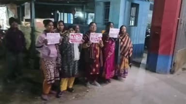 মাথাভাঙা ১: মাথাভাঙ্গা ১০ নম্বর ওয়ার্ডের এক মানসিক ভারসাম্যহীন যুবককে অত্যাচারে অতিষ্ঠ এলাকাবাসীরা প্রতিবাদে থানার সামনে বিক্ষোভ