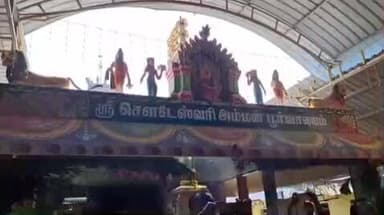 சேந்தமங்கலம்: என்.புதுக்கோட்டையில் உள்ள ஸ்ரீ செளடேஸ்வரி அம்மன் கோயிலில் கோலாட்ட நிகழ்ச்சியில் பெண்கள் நடனமாடினர்