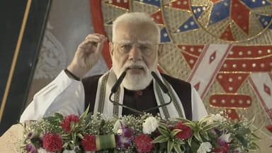 কংগ্ৰেছৰ শাসনকালত অসমক দিয়া ৰে'লৱেৰ বাজেট আছিল মাত্ৰ ২,০০০ কোটি টকা আৰু এতিয়া আমাৰ চৰকাৰে প্রদান কৰে ১০,০০০ কোটি টকা— ...