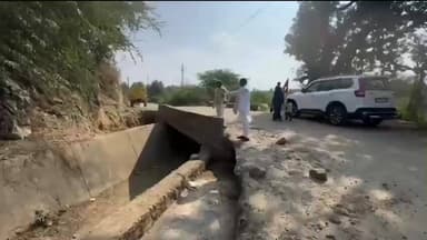 गलियाकोट: ओबरी-अंबाड़ा मुख्य सड़क पर दुर्घटनाओं का कारण बनी पुलिया का हो रहा सुधार, जनता को मिलेगी राहत