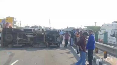 माण्डल: मांडल चौराहे के समीप टायर फटने से पिकअप बेकाबू होकर ट्रक से टकराई, तीन लोग हुए घायल