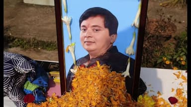 दुमका: शिक्षक नेता बुलबुल कुमार के निधन पर +2 रामकृष्ण आश्रम उच्च विद्यालय में शोक सभा