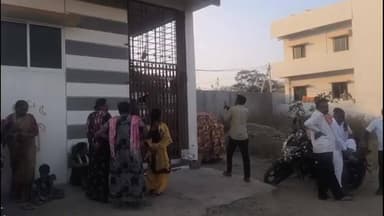 ಸಿಂದಗಿ: ಹಾಡು ಹಗಲೇ ಪಟ್ಟಣದಲ್ಲಿ ಮನೆ ದರೋಡೆ, ಸ್ಥಳಕ್ಕೆ ಪೊಲೀಸರ ಭೇಟಿ ಪರಿಶೀಲನೆ