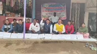 दुमका: रेलवे स्टेशन परिसर से कोयला रैक हटाने की मांग को लेकर दुमका रेलवे स्टेशन के बाहर आंदोलनकारियों का धरना