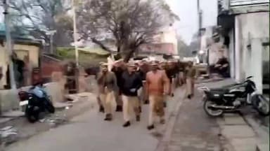 बिसवां: कस्बा कमलापुर में पुलिस के प्रशिक्षु जवानों ने पैदल मार्च निकालकर आम जनता को सुरक्षा का संदेश दिया