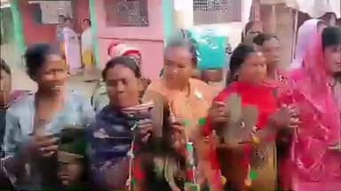 खड़गपुर: बहिरा पंचायत के आदिवासी टोला लगनिया कारीघाटी गांव में पारंपरिक रीति-रिवाजों से सोहराय पर्व मनाया गया