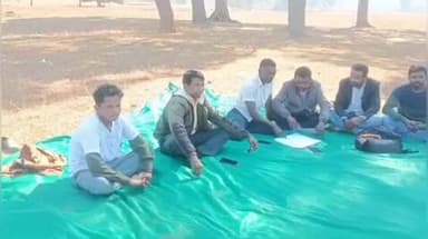 गुमला: जिले के प्लस टू हाई स्कूलों में खड़िया भाषा की पढ़ाई व वनभोज कार्यक्रम को लेकर बैठक हुई