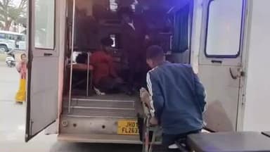 गुमला: मुरकुंडा के पास ट्रिपल लोड बाइक सवार ने खड़ी बस को मारी टक्कर, तीन युवक घायल