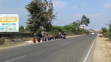 चिखली: चिखली क्षेत्र में फुटपाथ व्यापारी सड़कों पर बैग बेच रहे हैं, दुर्घटनाओं का अंदेशा