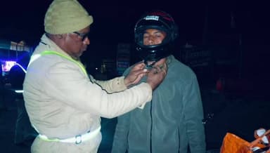 बहोरीबंद: सड़क सुरक्षा अभियान: बाकल पुलिस ने वाहन चालकों को हेलमेट बांटे, थाना प्रभारी ने हेलमेट पहनने की अपील की