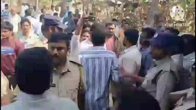 లక్కవరం వైన్ షాప్ వద్ద అధిక రేట్లు కు మద్యం అమ్ముతున్నారని నిరసన