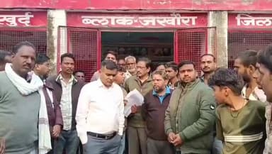 ललितपुर: विशेष बूथ अभियान के अंतर्गत जिलाधिकारी ने ग्रामीण और नगर के मतदेय स्थलों का भ्रमण कर व्यवस्थाएं देखी