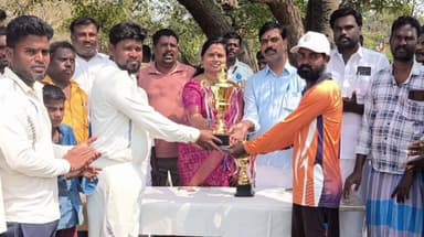 மதுராந்தகம்: தண்டரை புதுசேரி கிரிக்கெட் போட்டியில் வெற்றி பெற்றவர்களுக்கு MLA மரகதம் குமரவேல் பரிசுகளை வழங்கினார்