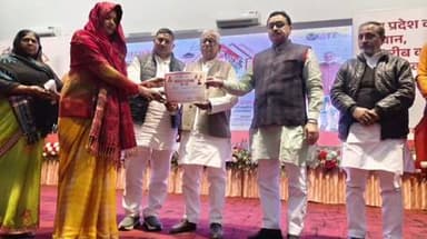 सुल्तानपुर: सुलतानपुर में 30 लाभार्थियों को मिला आवास स्वीकृति प्रमाण पत्र, चेहरे खिले