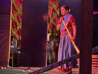 ಬಾದಾಮಿ: ಬನಶಂಕರಿ ಜಾತ್ರೆಯಲ್ಲಿ ಹಿರಿಯ ನಟಿ ಉಮಾಶ್ರೀ ಅವರ ಶರ್ಮಿಷ್ಠೆ ನಾಟಕ ವೀಕ್ಷಣೆ ಮಾಡಿದ ಗಣ್ಯರು