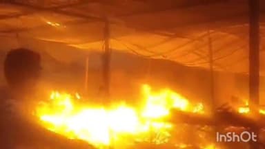 उरई: एट नगर में फर्नीचर की दुकान में लगी भीषण आग, सारा सामान जलकर हुआ खाक