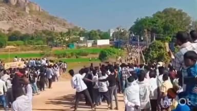 గంగాధర: కోట్ల వీరభద్రస్వామి వార్షికోత్సవంలో నిర్వహించిన ఎడ్ల బండి పోటీల్లో అపశృతి.. ఎడ్ల బండి ఢీకొట్టడంతో యువకుడికి తీవ్ర గాయాలు