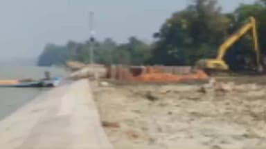 ফলতা: রাজ্যের সেচ দপ্তরের পক্ষ থেকে ফলতা ব্লকের শ্মশান সংলগ্ন এলাকা হুগলি নদীর ভাঙ্গনের হাত থেকে রক্ষা করার জন্য নদী বাঁধ