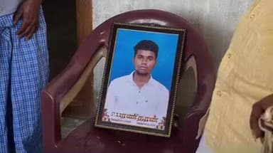 திருச்செங்கோடு: புஞ்சை புதுப்பாளையத்தில் உயிரிழந்த கட்சி தொண்டரிடன் குடும்பத்தினருக்கு தவெக நிதியுதவி அளித்தனர்