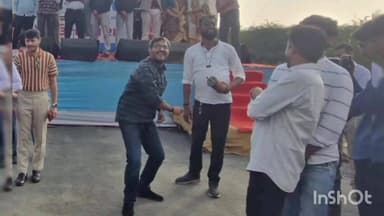 આણંદ શહેર: ખંભાતમાં દરિયાઈ ઉતરાયણ દરમિયાન જિલ્લા કલેકટર અને જિલ્લા પોલીસવડાએ પતંગ ચગાવી