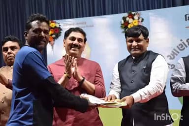 આણંદ શહેર: ટાઉનહોલ ખાતે કરમસદ આણંદ મહાનગરપાલિકાના ૨૫૦ સફાઈ કર્મચારીઓને સન્માનિત કરાયા