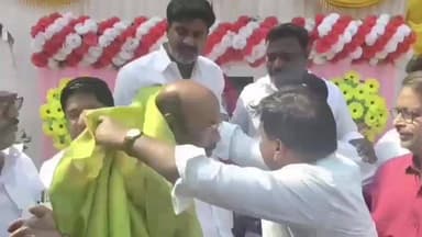 பெரம்பூர்: வெள்ளையன் மார்க்கெட்டில் எம்ஜிஆரின் 109 பிறந்த நாளை முன்னிட்டு 500 பேருக்கு கமகம பிரியாணி வழங்கிய மு.அமைச்சர் ஜெயக்குமார்