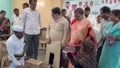 హుస్నాబాద్: హుస్నాబాద్ మున్సిపాలిటీ పరిధిలోని మైనార్టీ మహిళలకు కుట్టు మిషన్లను పంపిణీ చేసిన మంత్రి పొన్నం ప్రభాకర్