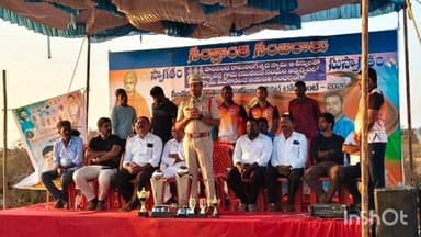 వికారాబాద్: బండ వెల్కిచర్ల గ్రామంలో క్రికెట్ టోర్నమెంట్ విజేతలకు బహుమతులు అందజేసిన ఎస్ఐ రమేష్