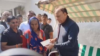 શહેરા: નાંદરવા ગામે 3 મકાનોમાં આગ લાગવાની ઘટનામાં ધારાસભ્ય જેઠાભાઇના હસ્તે મકાન માલિકોને સહાયના ચેક અર્પણ કરાયા