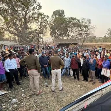 ईचागढ़: डुमटांड़ साप्ताहिक बाजार में यातायात पुलिस ने सड़क सुरक्षा जागरूकता अभियान चलाया