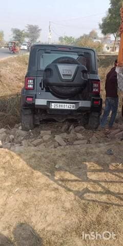 मांझा: छवही के पास थार अनियंत्रित होकर खाई में गिरी, घटना के बाद उमड़ी लोगों की भीड़