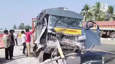 పొట్ల గట్ల గూడెం గ్రీన్ ఫోల్డ్ హైవే టోల్ ప్లాజా సమీపంలో రోడ్డు ప్రమాదం డ్రైవర్ కు స్వల్ప గాయాలు