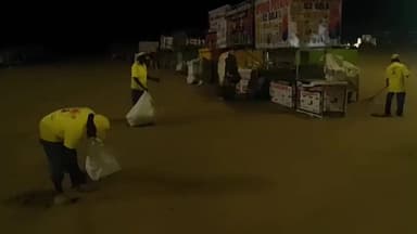 மயிலாப்பூர்: மெரினா கடற்கரையில் குவிந்த குப்பைகள் - இரவிலும் அகற்றிய தூய்மை பணியாளர்கள்