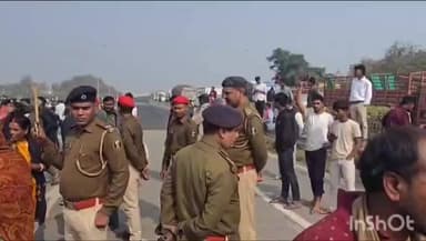 केसठ: गैंगरेप आरोपियों की 48 घंटे में कुर्की की मांग, महुआरी के पास 6 घंटे हाइवे जाम, SP पहुंचे