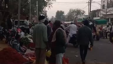 खिरकिया: छीपाबड़ का हाट बाजार सड़क किनारे लगने से सुविधाओं का अभाव और ट्रैफिक जाम की समस्या