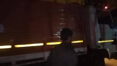 दमोह: तेज रफ्तार ट्रक ने कंकाली माई चौराहे पर तोड़ा बेरियर, मुख्य मार्ग पर लगा जाम