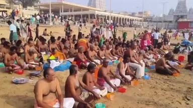 திருச்செந்தூர்: திருச்செந்தூர் முருகன் கோவில் தை அமாவாசை தினத்தை முன்னிட்டு ஏராளமானோர் தர்ப்பணம் செய்தனர்