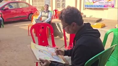 সিউড়ি ১: শান্তিনিকেতন স্কুল অফ আর্টের পক্ষ থেকে সিউড়ির সিধু কানু মঞ্চে কয়েকশো জনকে নিয়ে অঙ্কন প্রতিযোগিতার আয়োজন