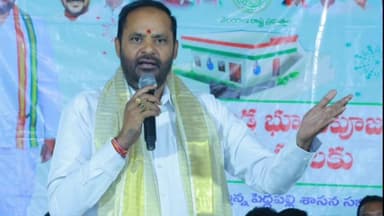 పెద్దపల్లి: సుల్తానాబాద్ లో ఇందిరమ్మ ఇళ్ళకు ముగ్గులు పోసి ఇళ్ల పట్టాలను అందజేసిన పెద్దపెల్లి ఎమ్మెల్యే విజయ రమణారావు