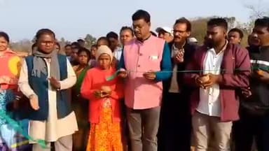 বরাবাজার: পাকা রাস্তার কাজের উদ্বোধনে বেড়াদা পৌঁছালেন পঞ্চায়েত সমিতির সহকারী সভাপতি ও ব্লক তৃণমূল কংগ্রেস সভাপতি