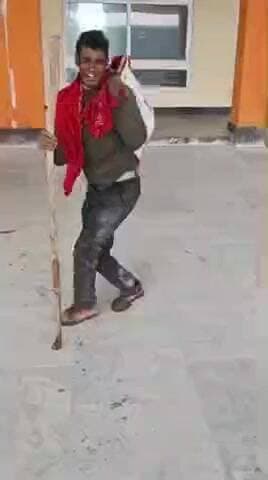 सिमरी बख्तियारपुर: सिमरी बख्तियारपुर रेलवे प्लेटफॉर्म पर दिखा अनोखा नज़ारा, गोरदह पंचायत निवासी के डांस ने बटोरी सुर्खियां