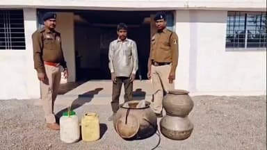 अकलतरा: कोटमीसोनार पुलिस सहायता केंद्र ने महुआ शराब की बिक्री करने वाले आरोपी को किया गिरफ्तार, 30 लीटर महुआ शराब जब्त