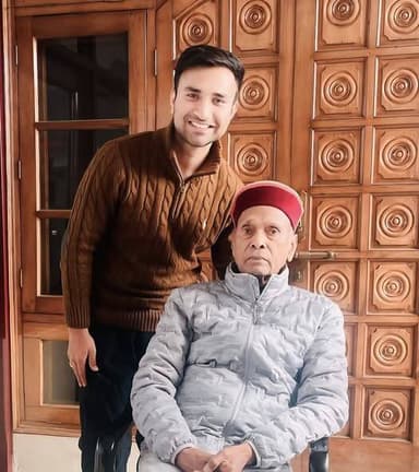 प्रो. प्रेम कुमार धूमल ने कैप्टन बने डॉ. अक्षित राणा को दिया आशीर्वाद,
-हमीरपुर के लिए गर्व का क्षण