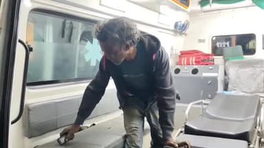 ଗୋବିନ୍ଦପୁର: ଘର ଯିବା ପାଇଁ ଗାଡ଼ି ନ ମିଳିବାରୁ ଆମ୍ବୁଲାନ୍ସ କୁ ଫୋନ୍ କରି ହଇରାଣ କଲେ ମଦ୍ୟପ ବ୍ୟକ୍ତି, ତାଗିଦ୍ କଲା ପୋଲିସ