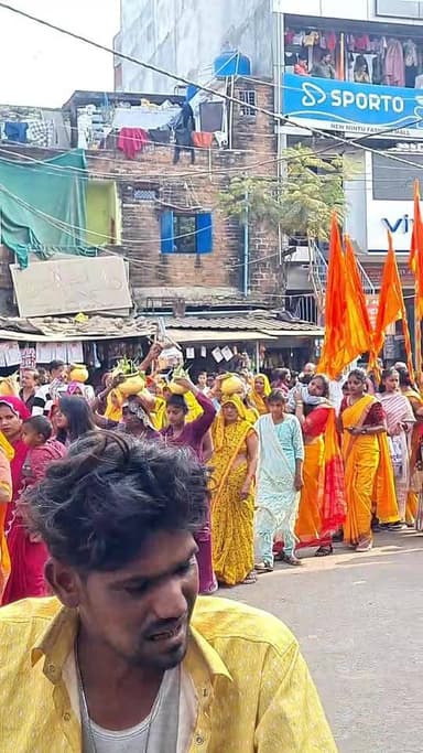 छतरपुर जिले के लवकुशनगर में विराट हिन्दू सम्मेलन के उपलक्ष में निकाली गयी भव्य कलश यात्रा